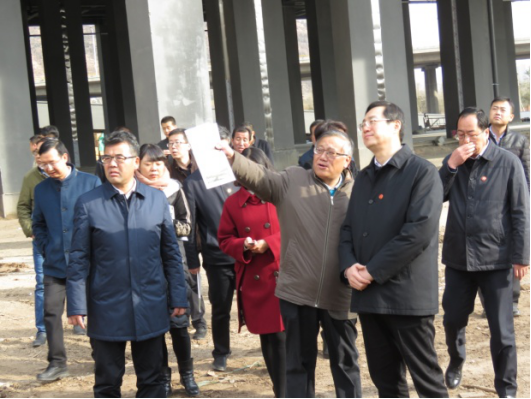 省委常委、西寧市委書記王曉在青海省物產(chǎn)集團(tuán)總公司黨委書記、總經(jīng)理王玉輝陪同下，深入青海物產(chǎn)朝陽物流園區(qū)。